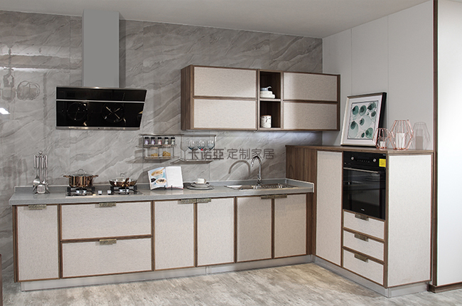 實木櫥柜和不銹鋼櫥柜哪個好？兩者優(yōu)缺點對比分析